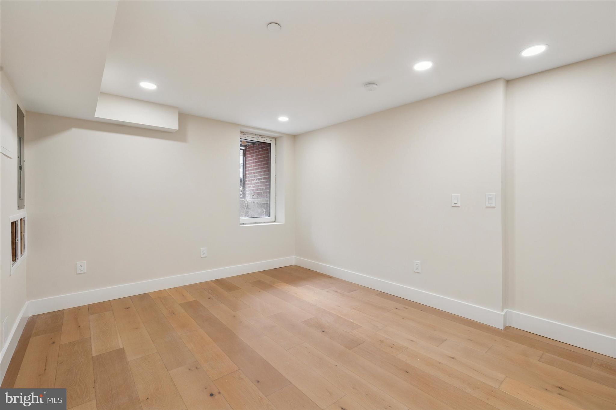 2439 E HUNTINGDON STREET