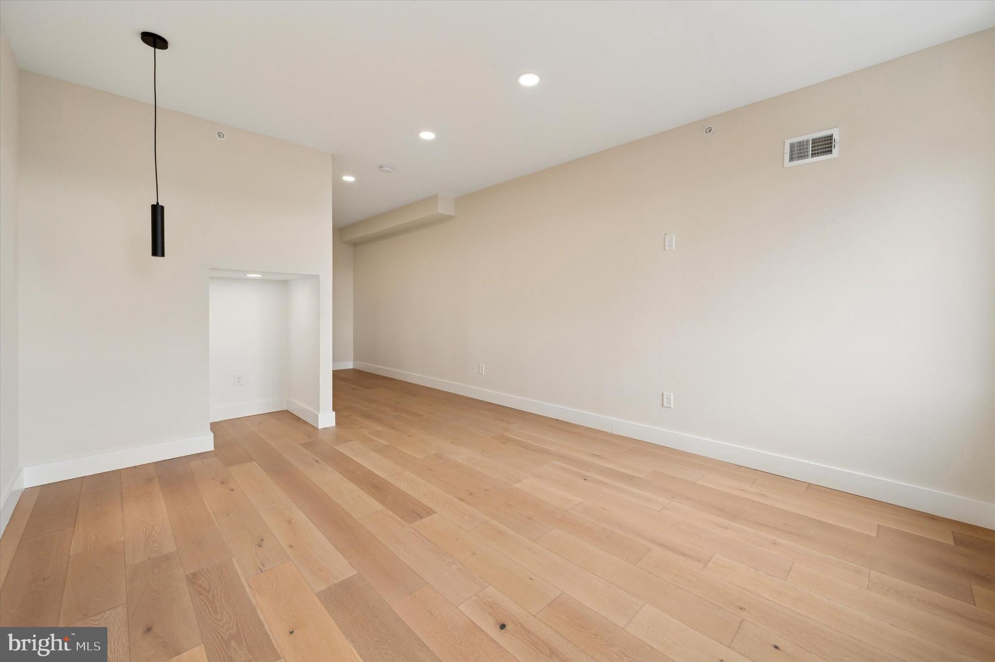 2439 E HUNTINGDON STREET