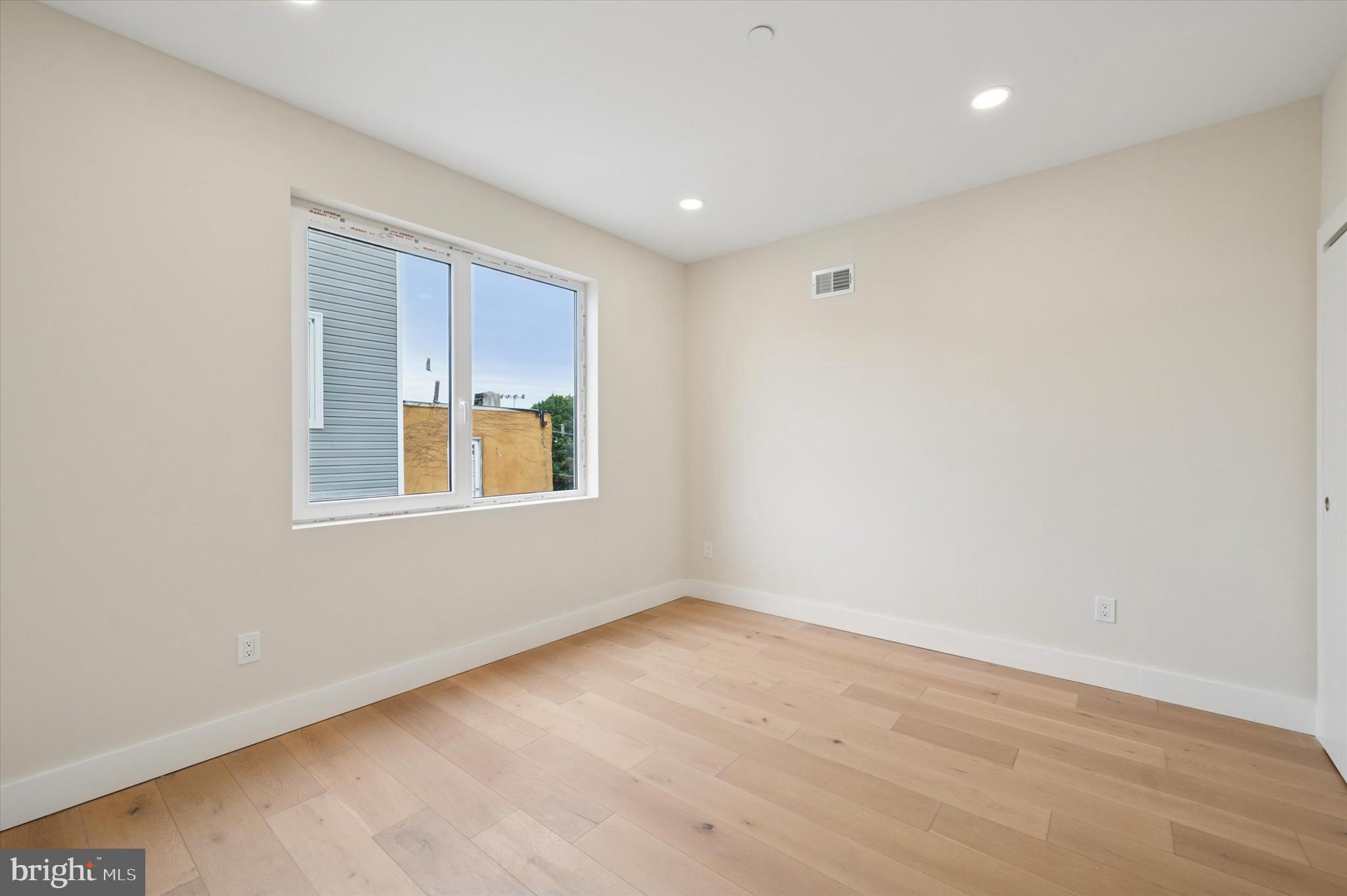 2439 E HUNTINGDON STREET