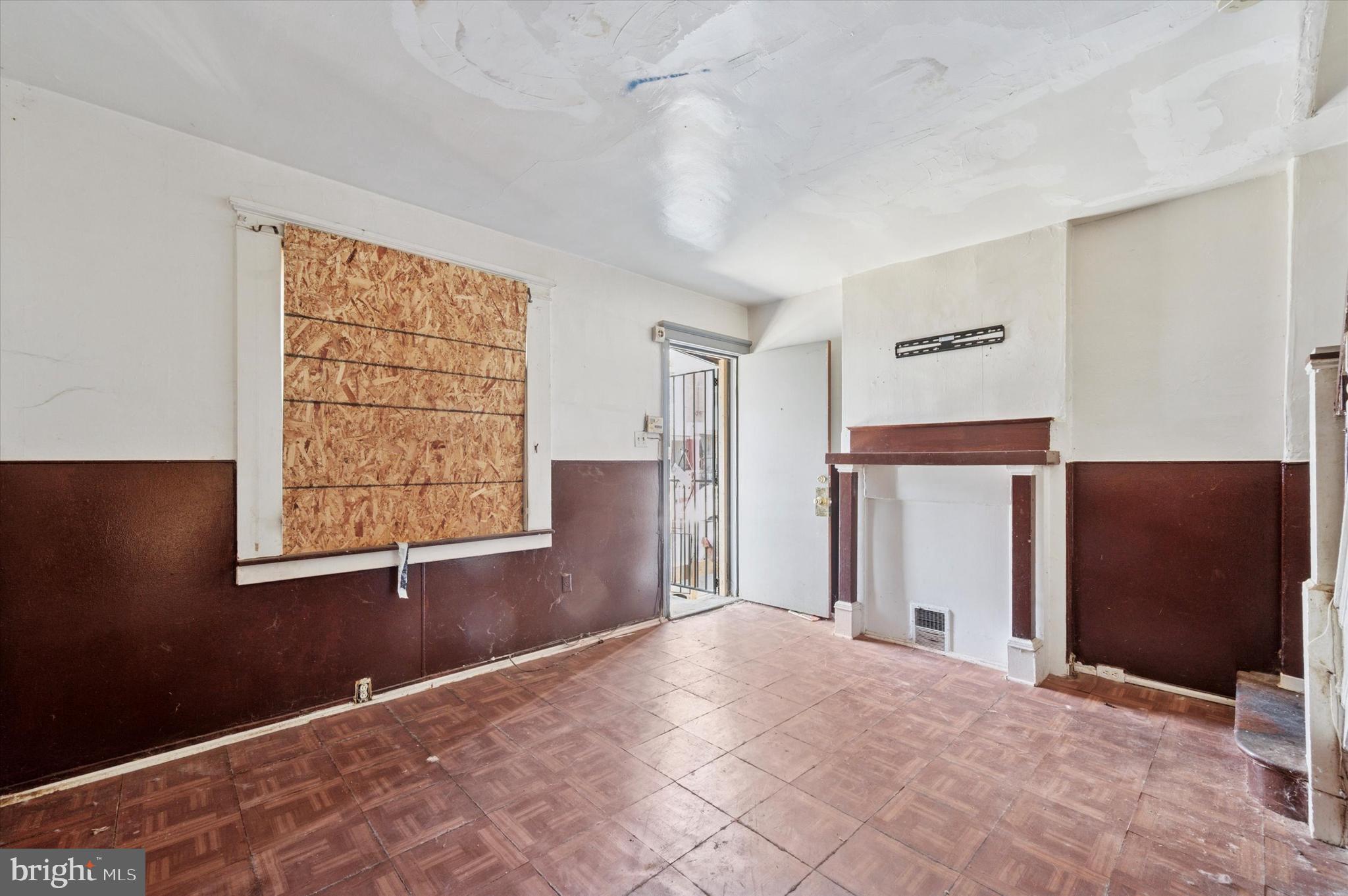 4229 N DARIEN STREET