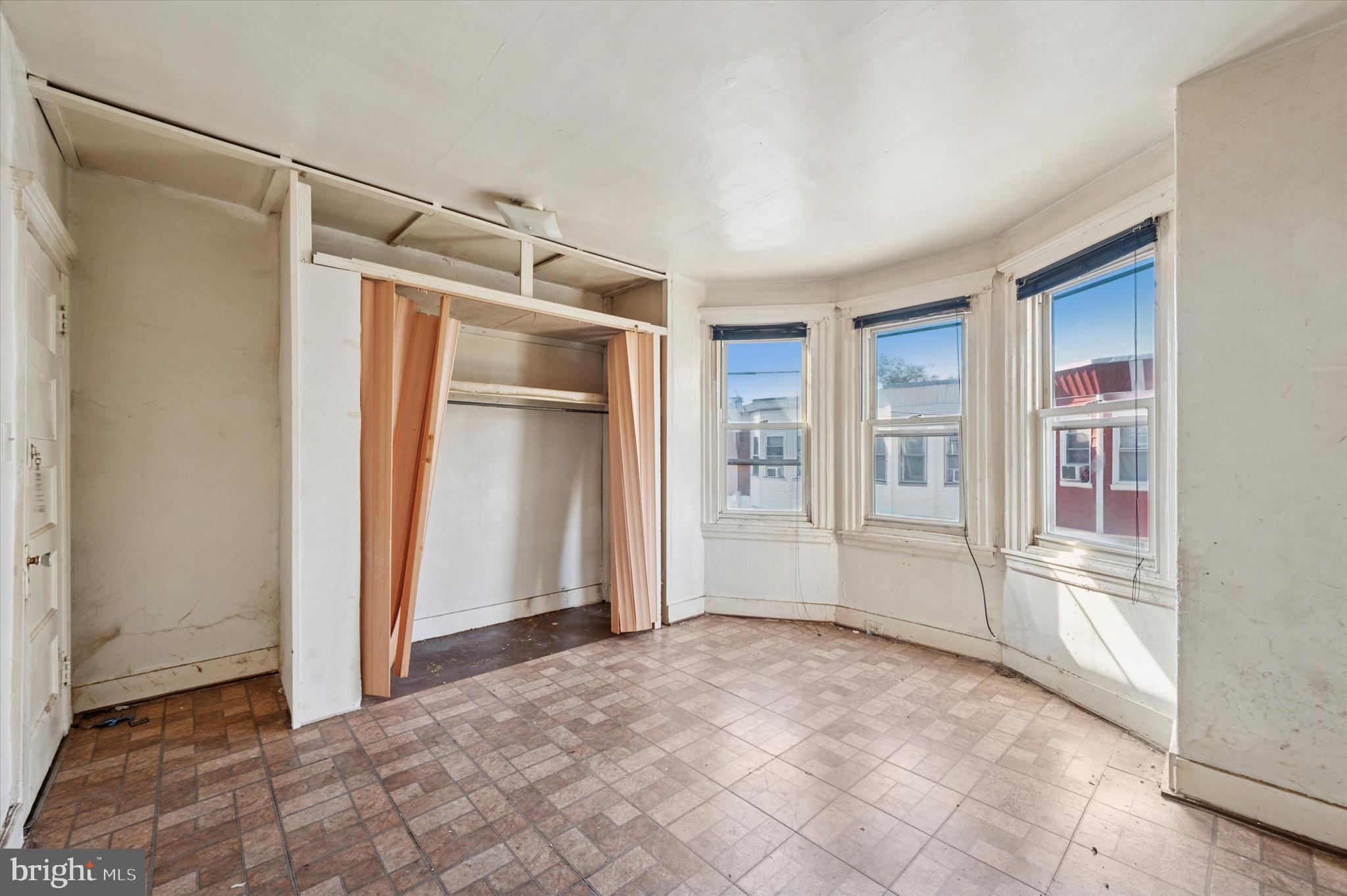 4229 N DARIEN STREET