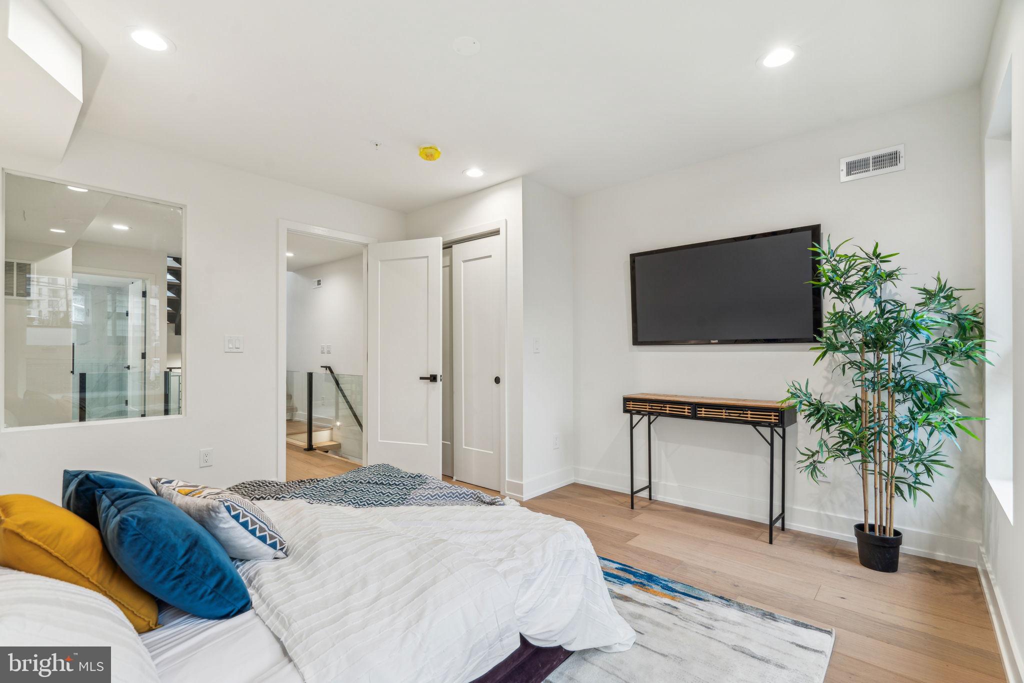 1106 N BODINE STREET