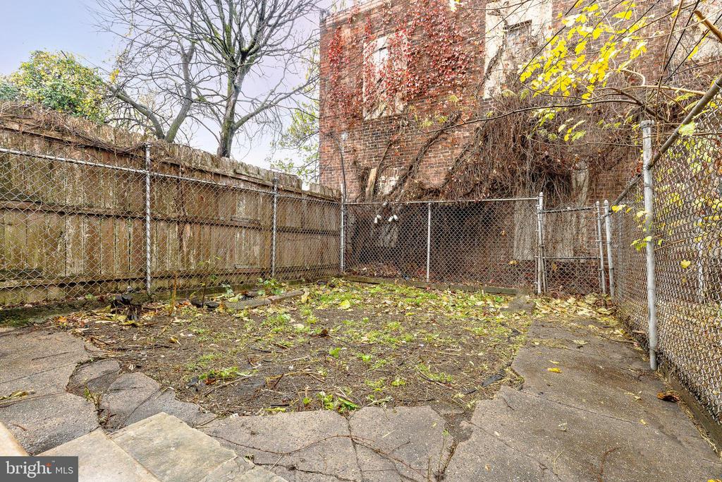 2816 EMERALD STREET