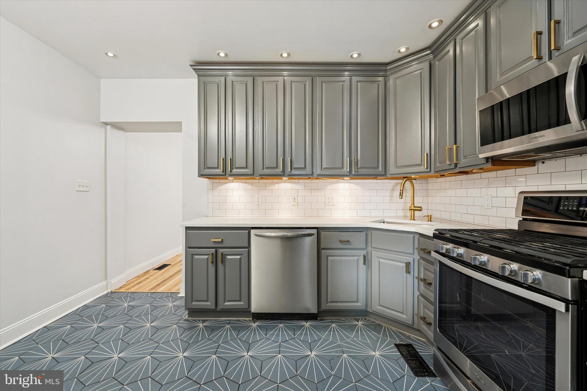 2814 W STILES STREET