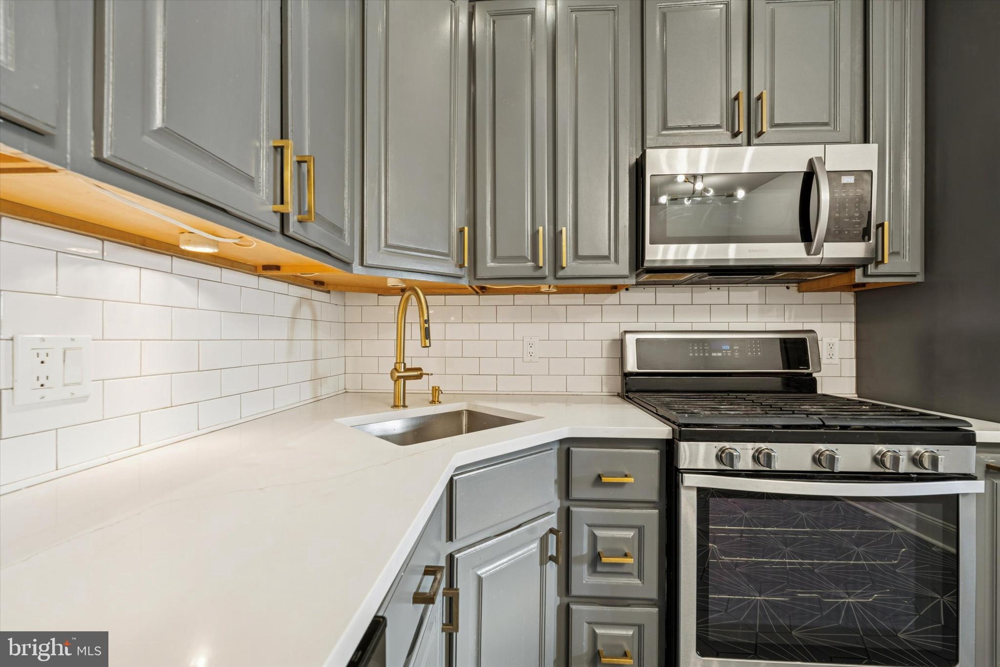 2814 W STILES STREET