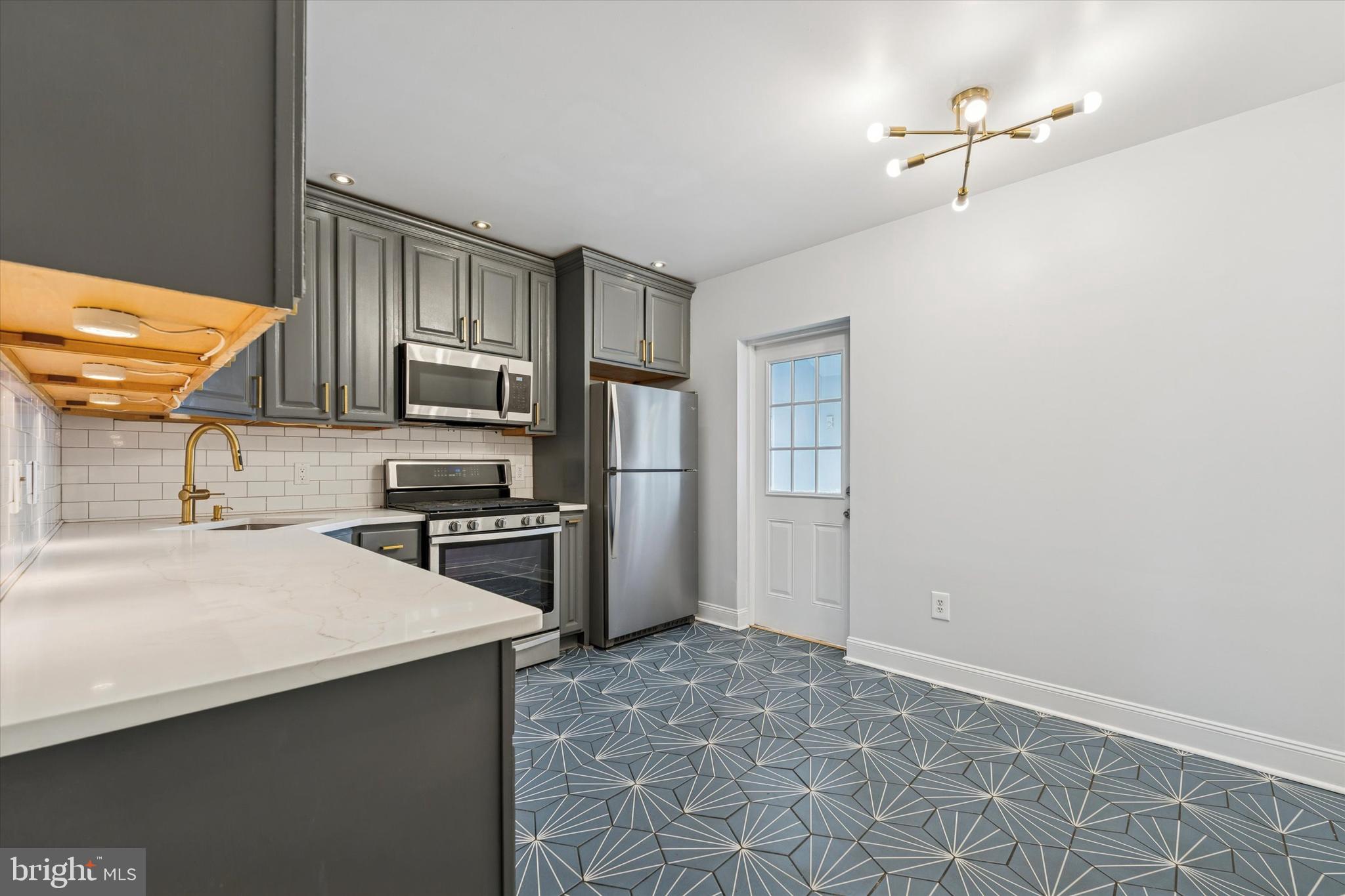 2814 W STILES STREET