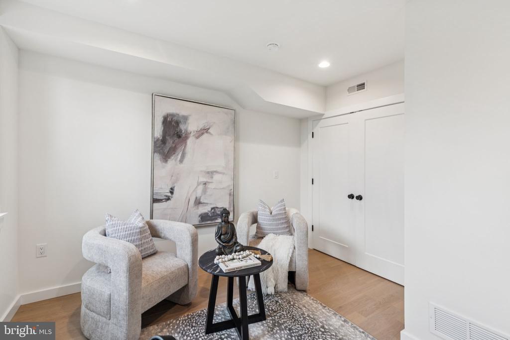 608 N BRENNA WALK