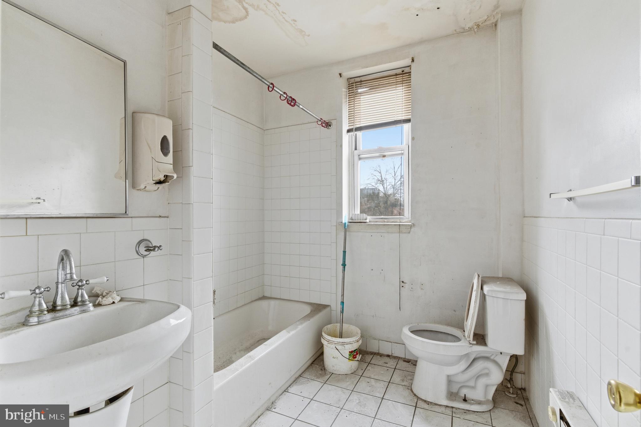 2801 W GIRARD AVENUE