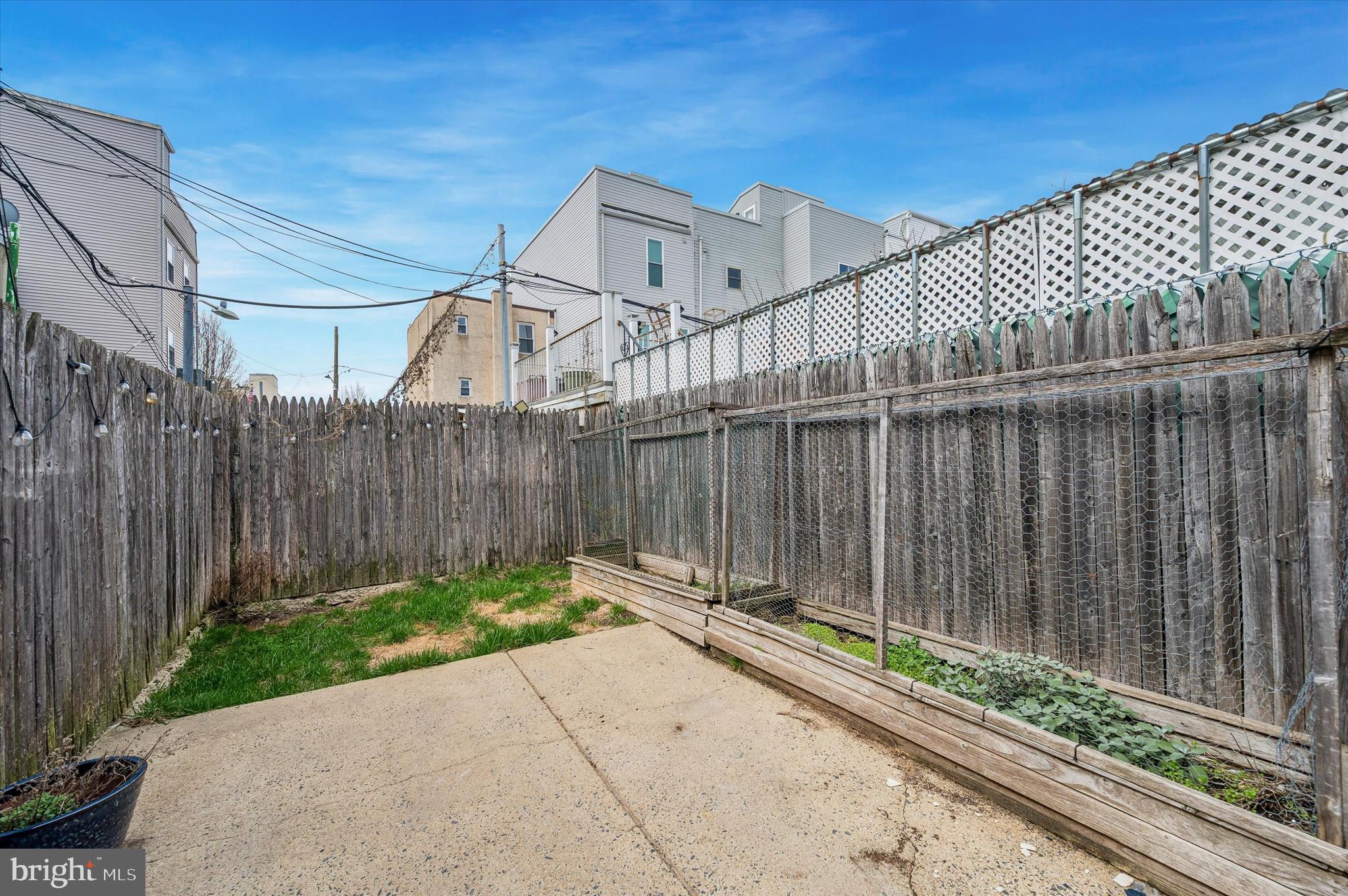 2042 E HUNTINGDON STREET