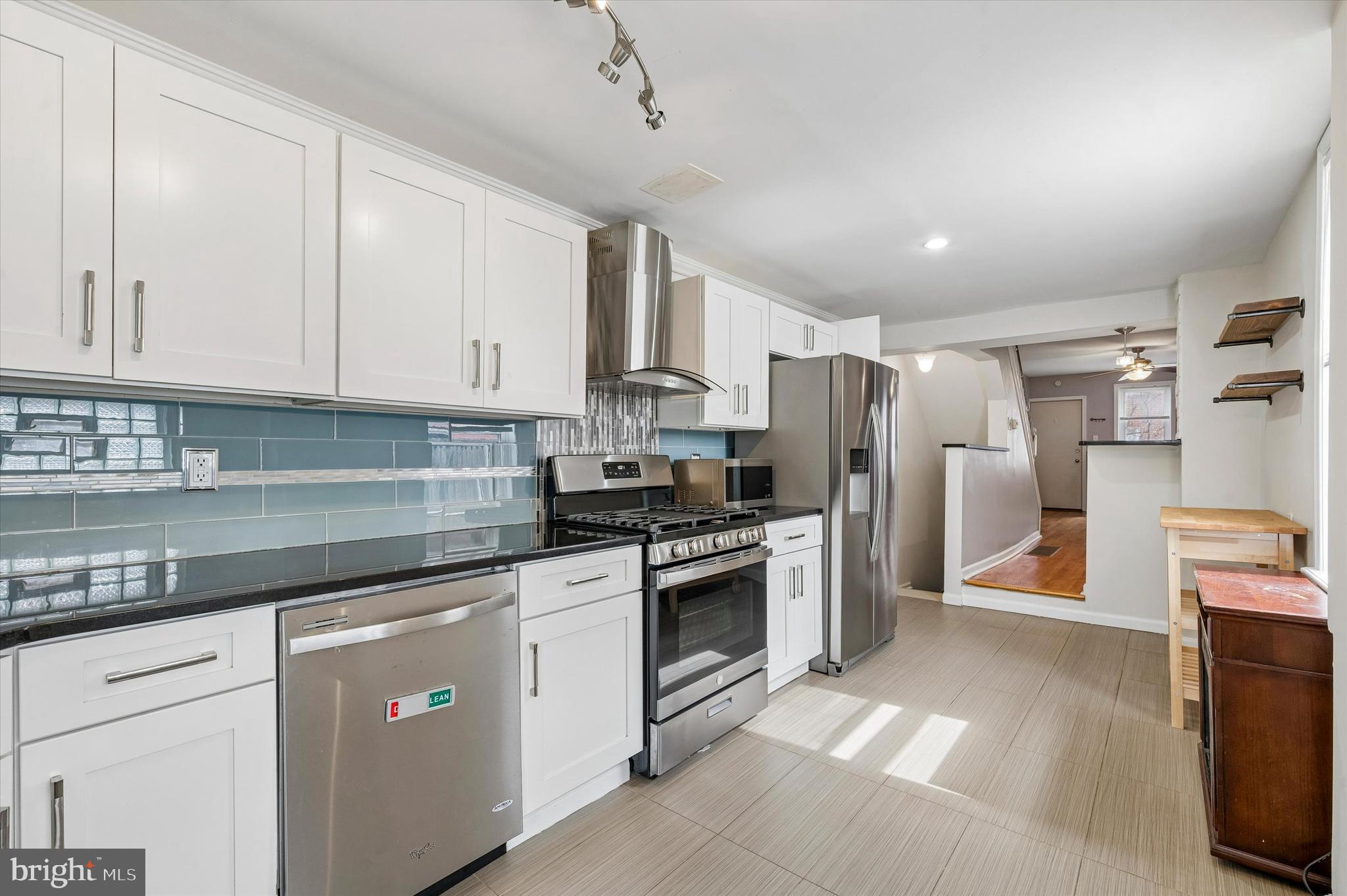 2042 E HUNTINGDON STREET