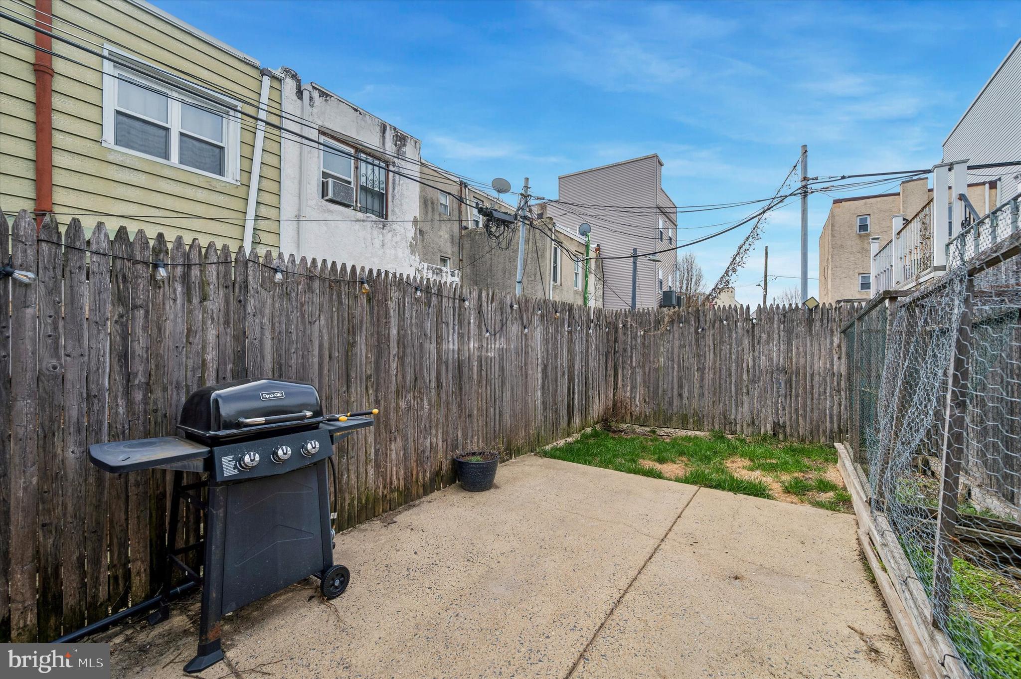 2042 E HUNTINGDON STREET