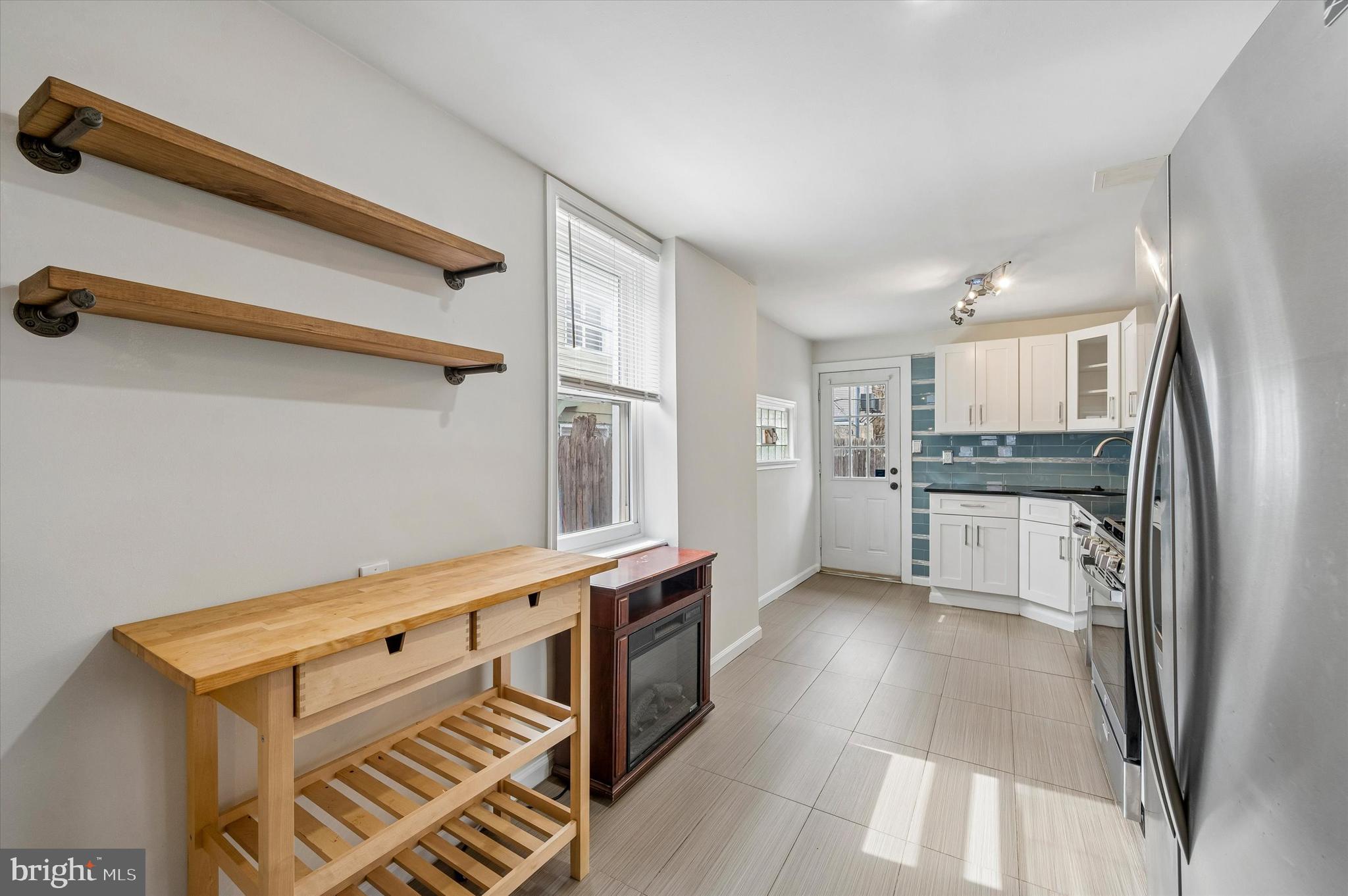 2042 E HUNTINGDON STREET