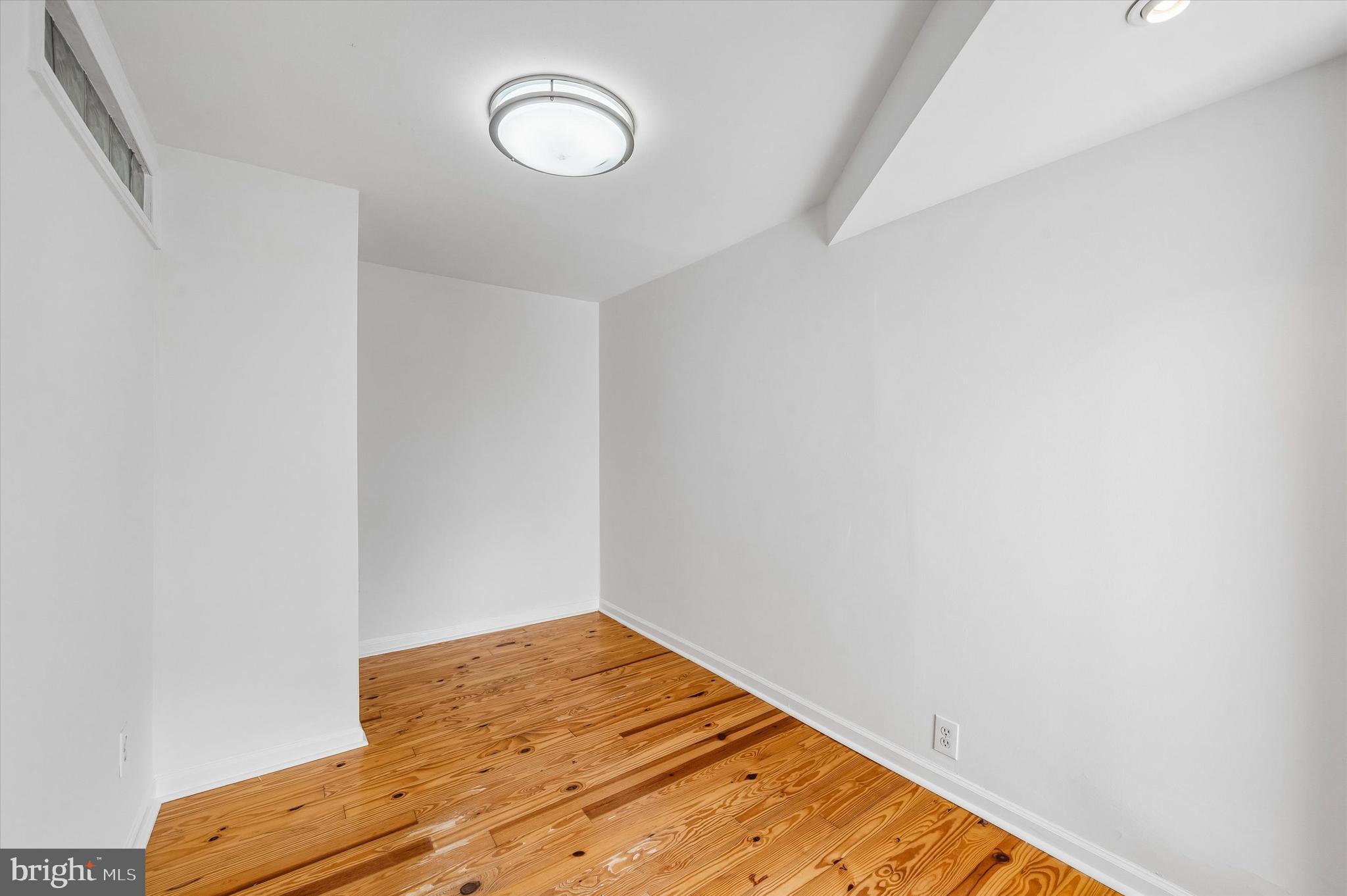 2042 E HUNTINGDON STREET