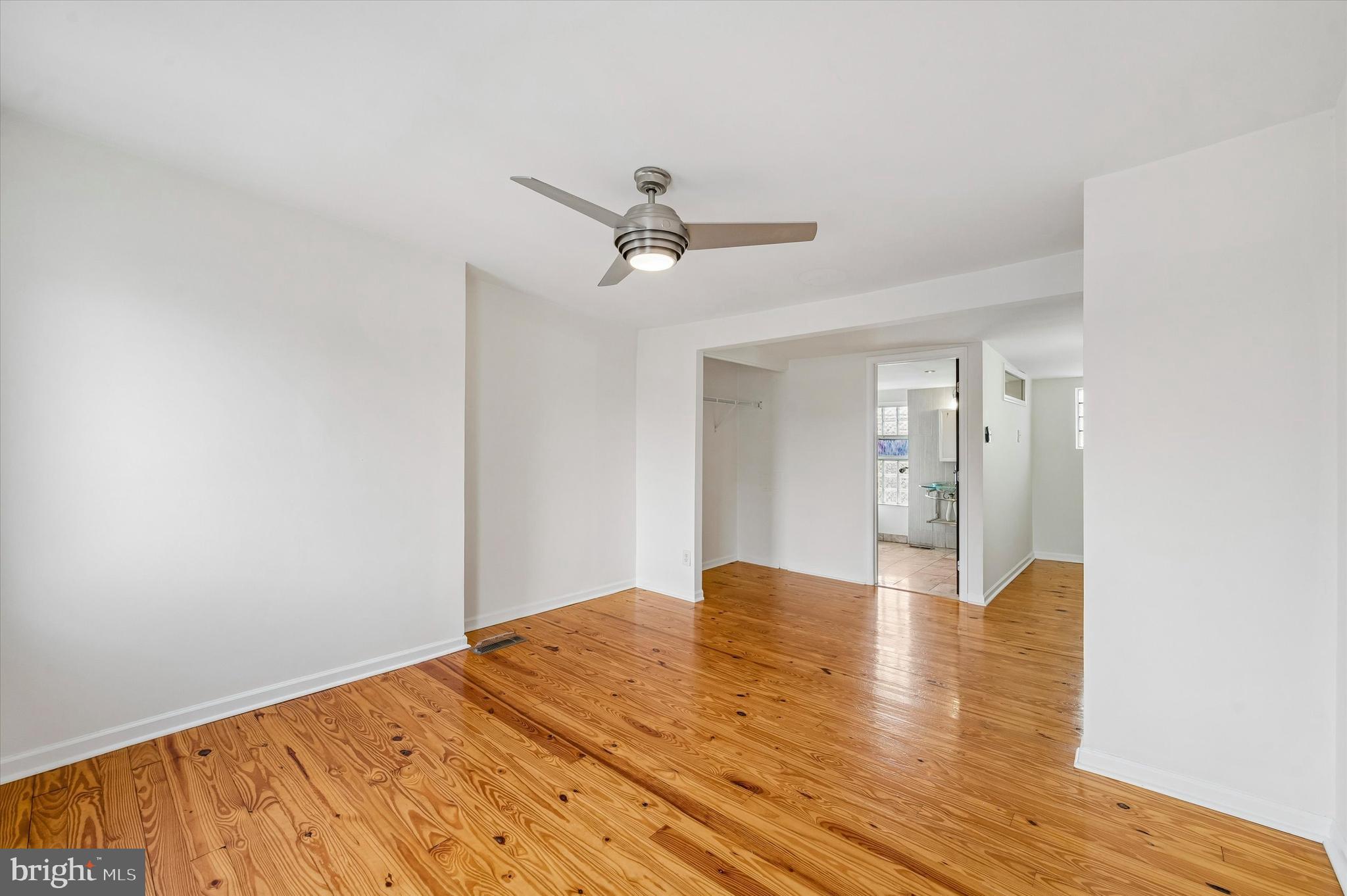 2042 E HUNTINGDON STREET