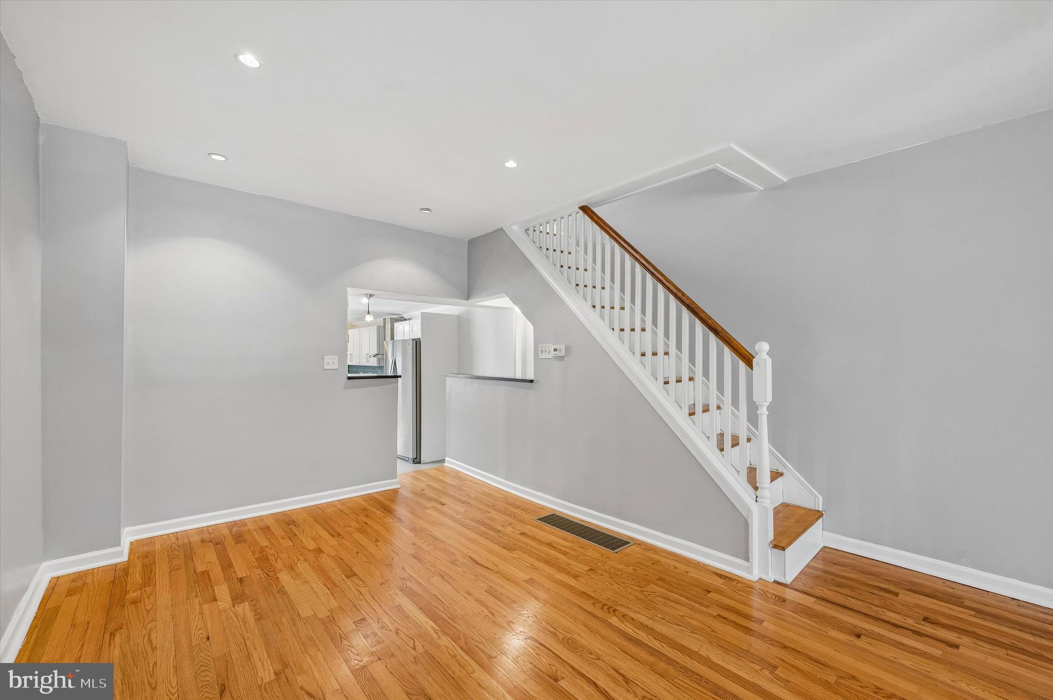 2042 E HUNTINGDON STREET