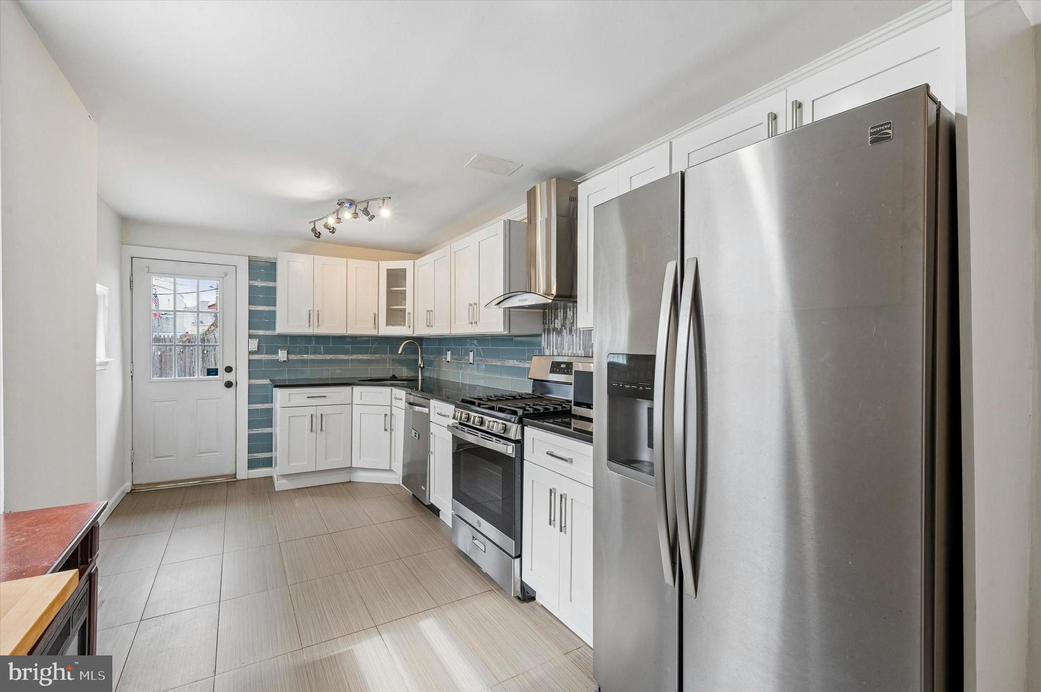 2042 E HUNTINGDON STREET