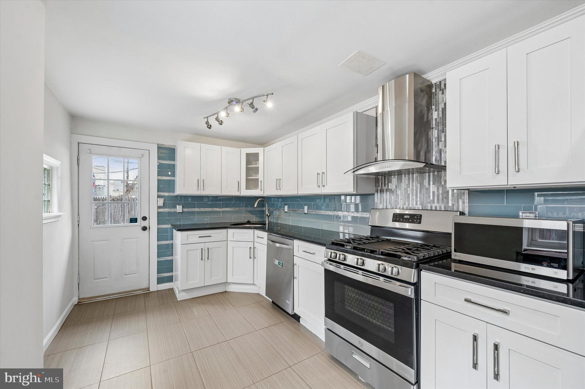 2042 E HUNTINGDON STREET