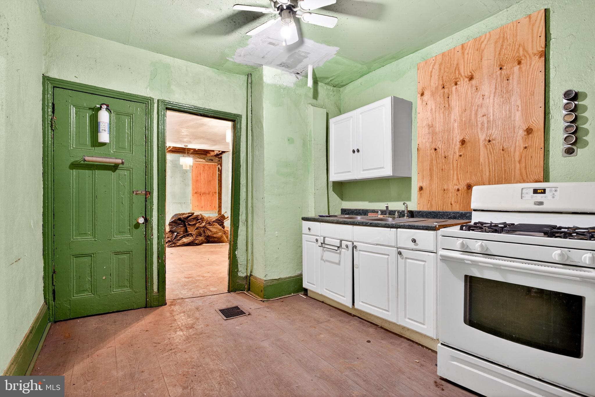 2210 W MASTER STREET