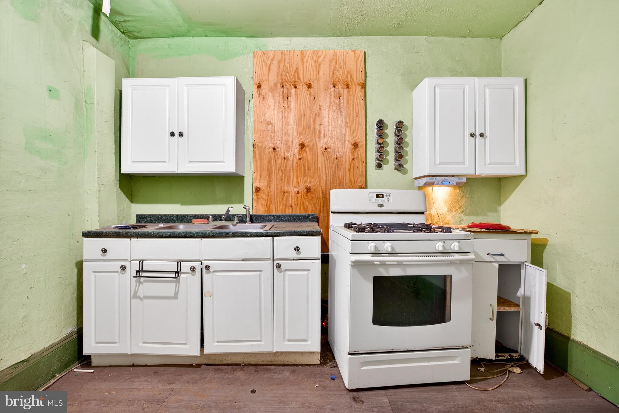 2210 W MASTER STREET