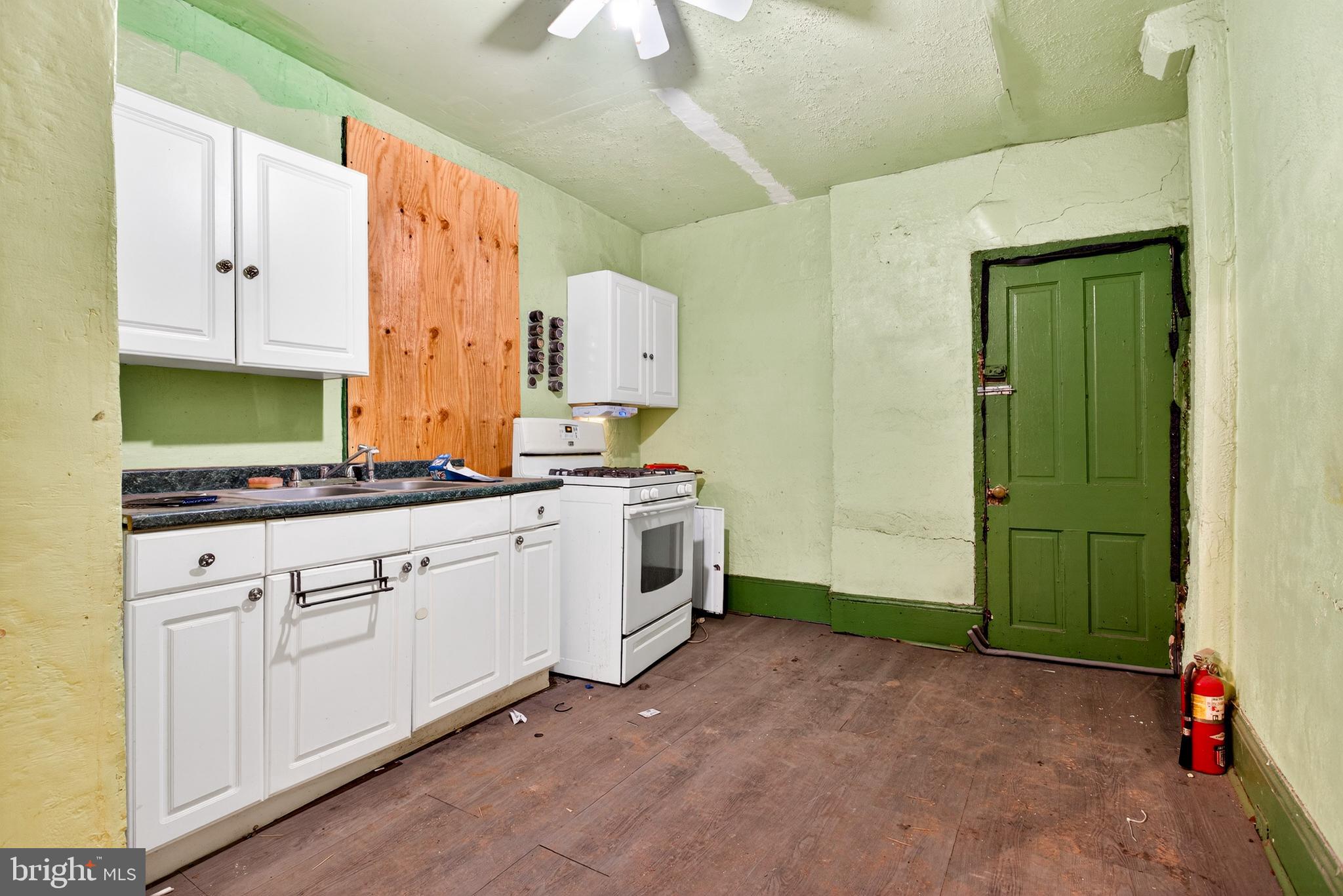 2210 W MASTER STREET