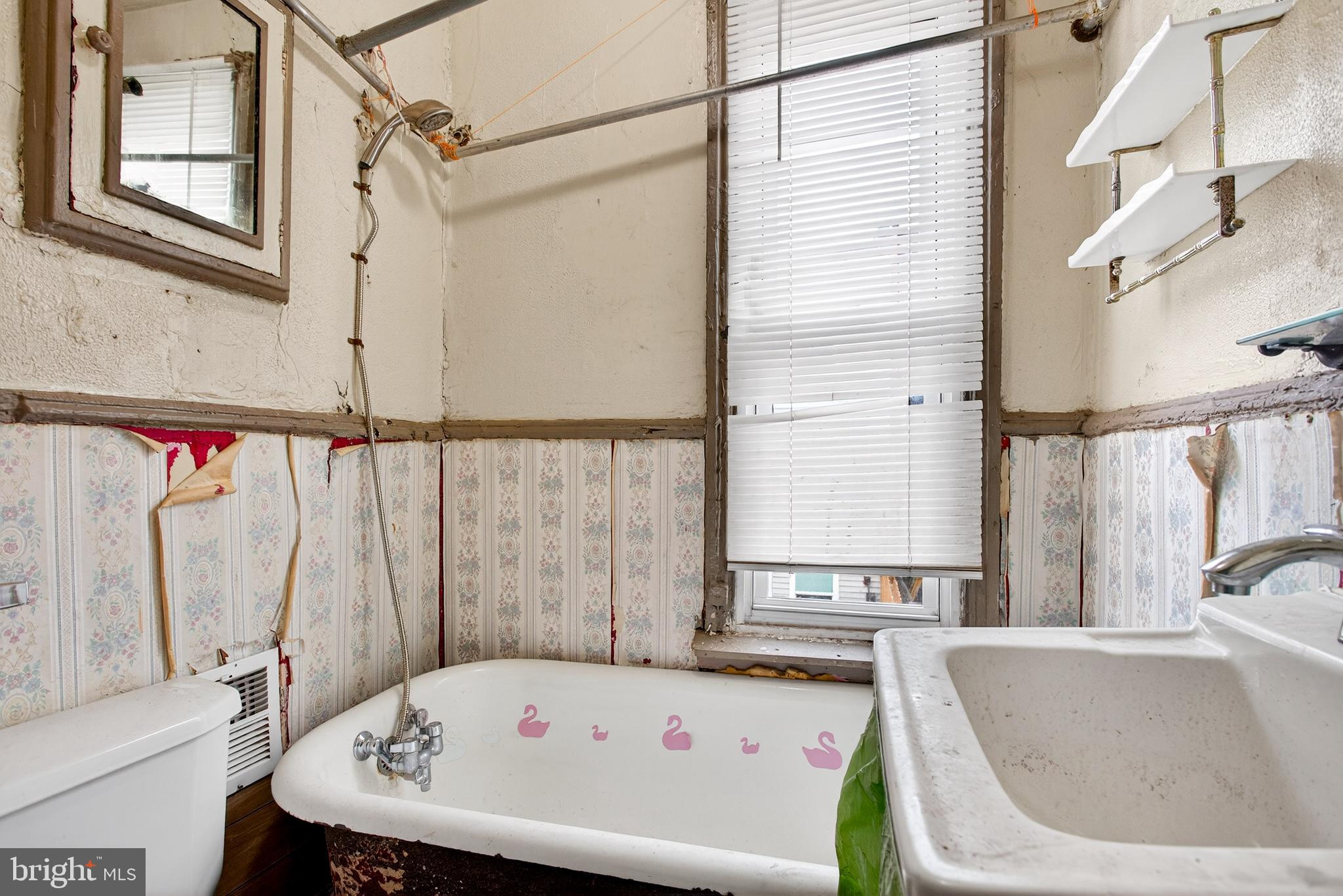 2210 W MASTER STREET