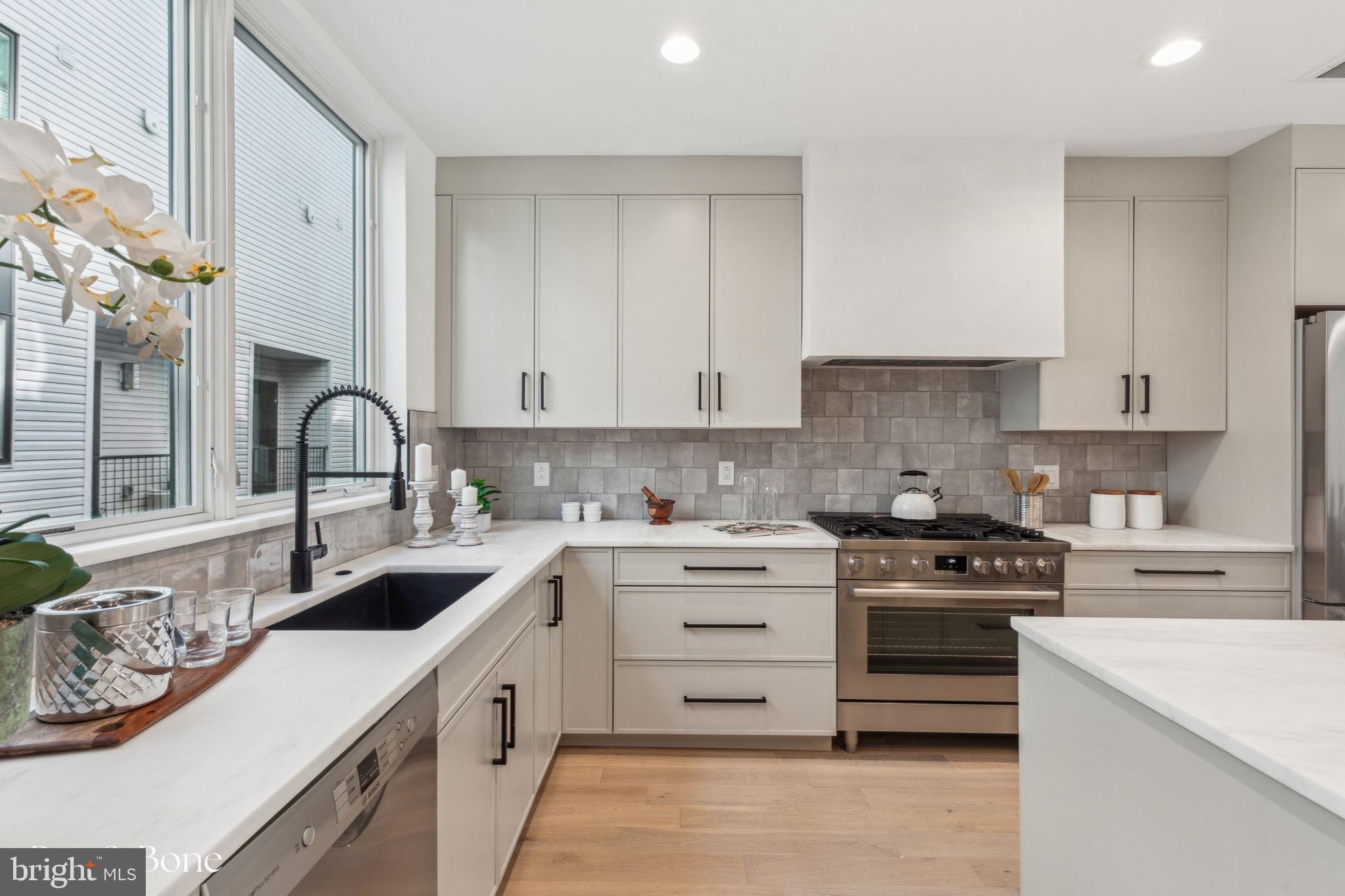 954 N 6TH STREET