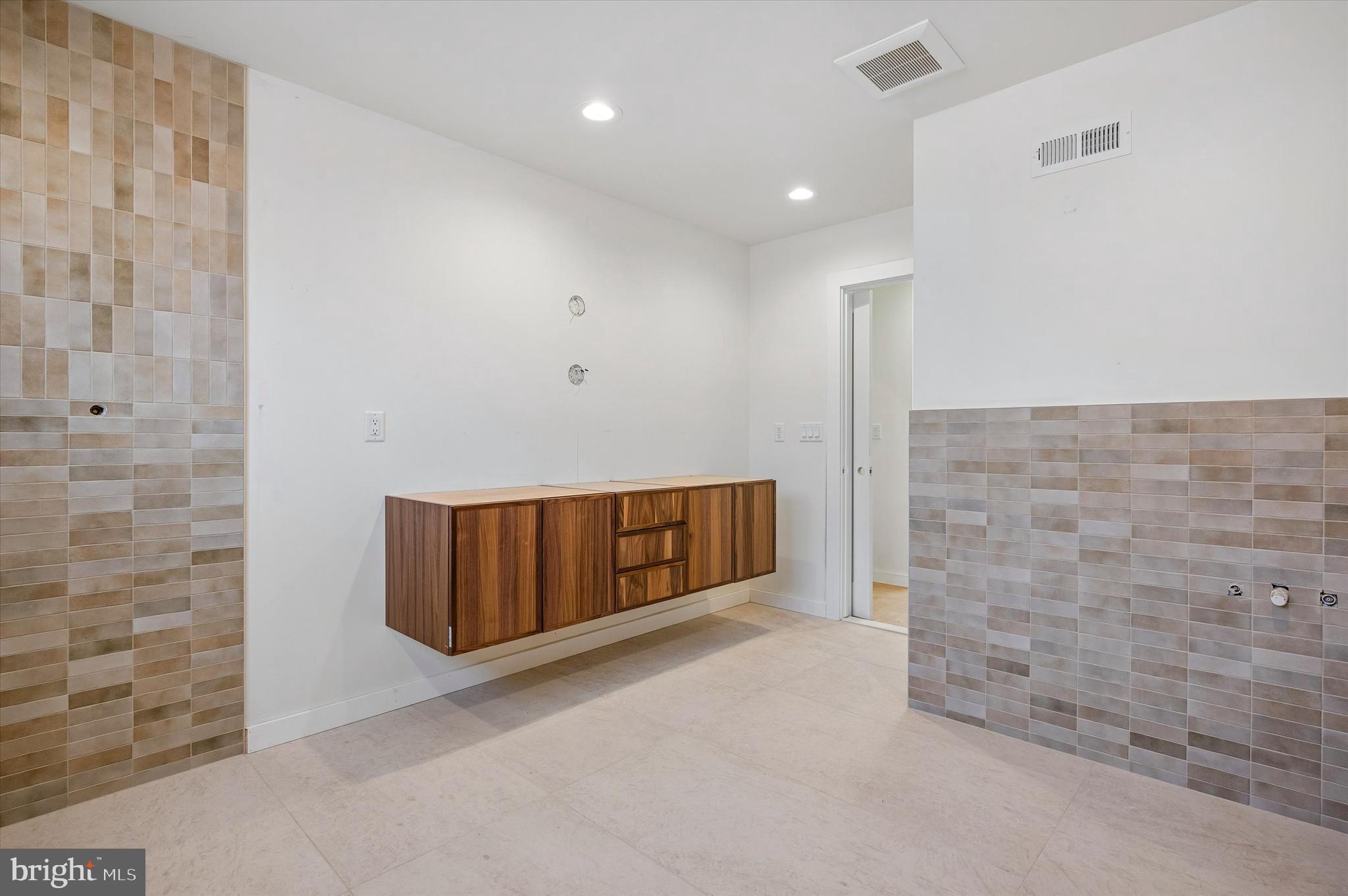 954 N 6TH STREET