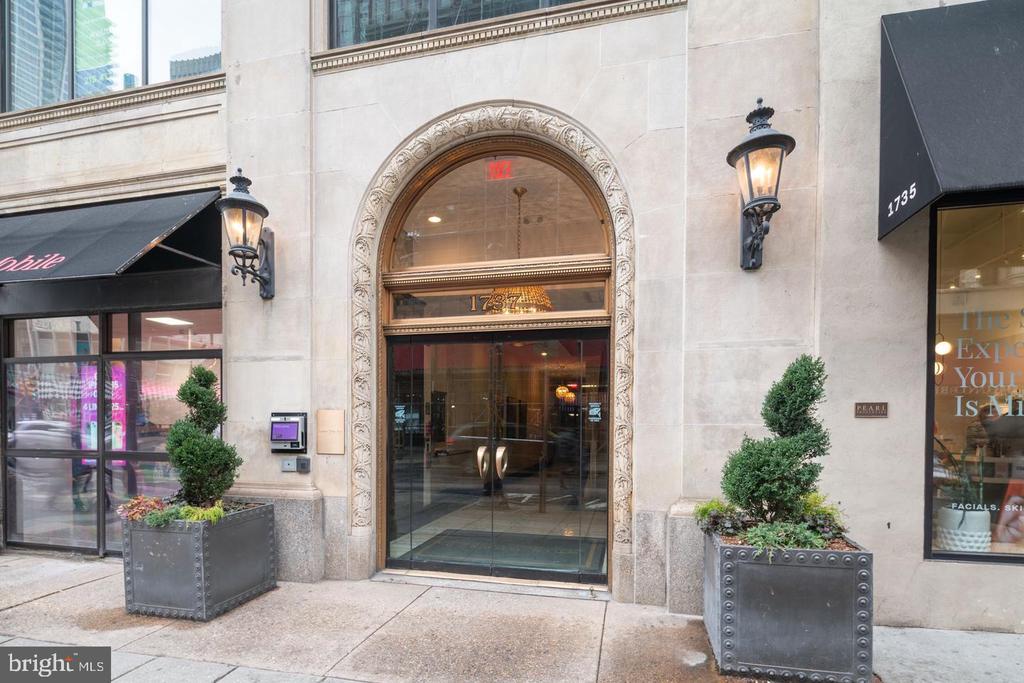 1737 CHESTNUT STREET Unit: 301