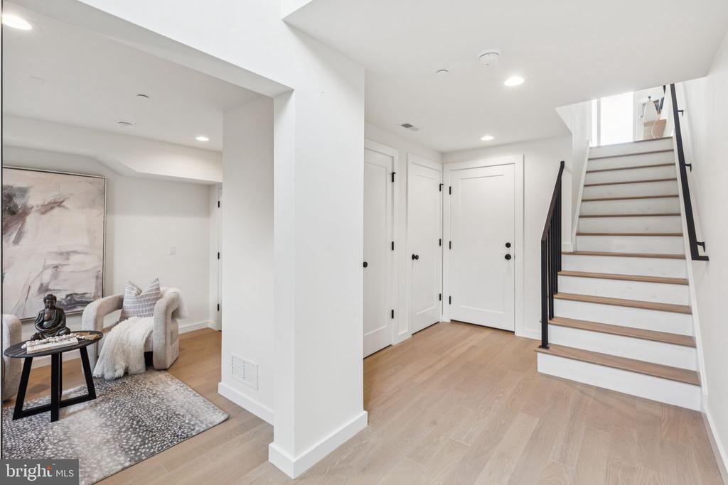 610 N BRENNA WALK