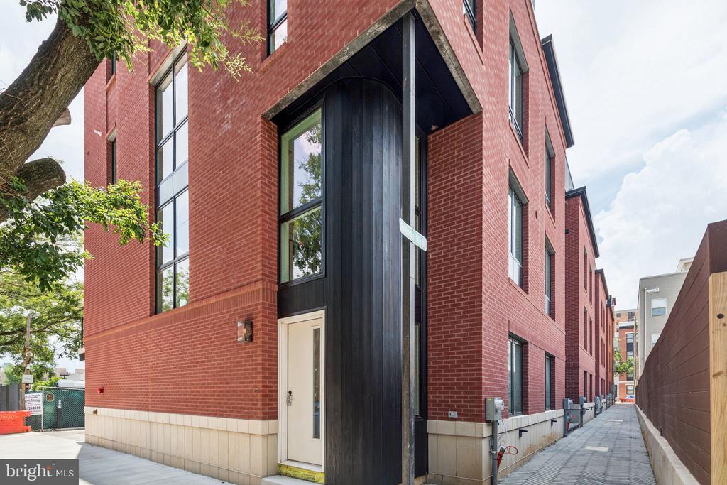 610 N BRENNA WALK