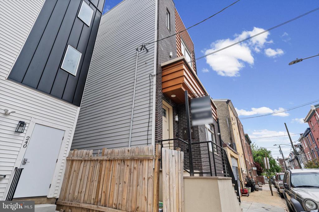 1135 CREASE STREET 2