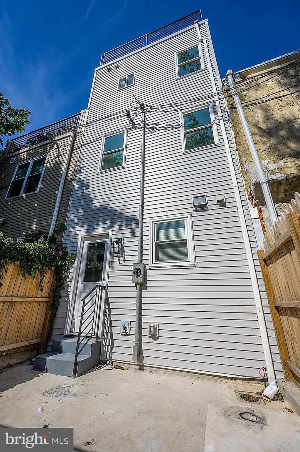 2212 GREENWICH STREET