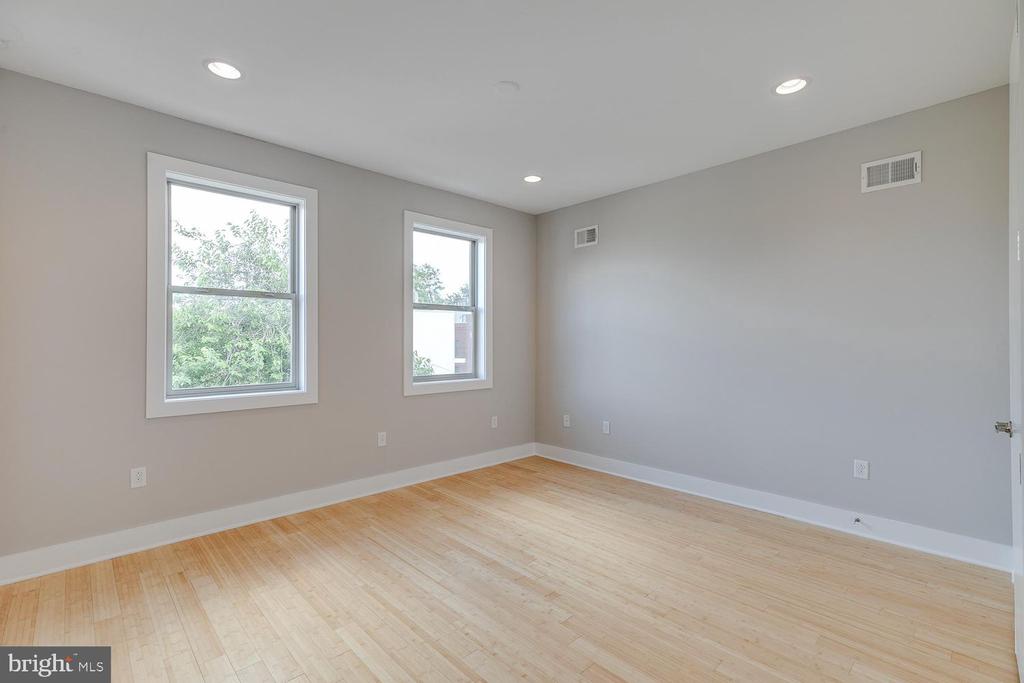 877 N 5TH STREET