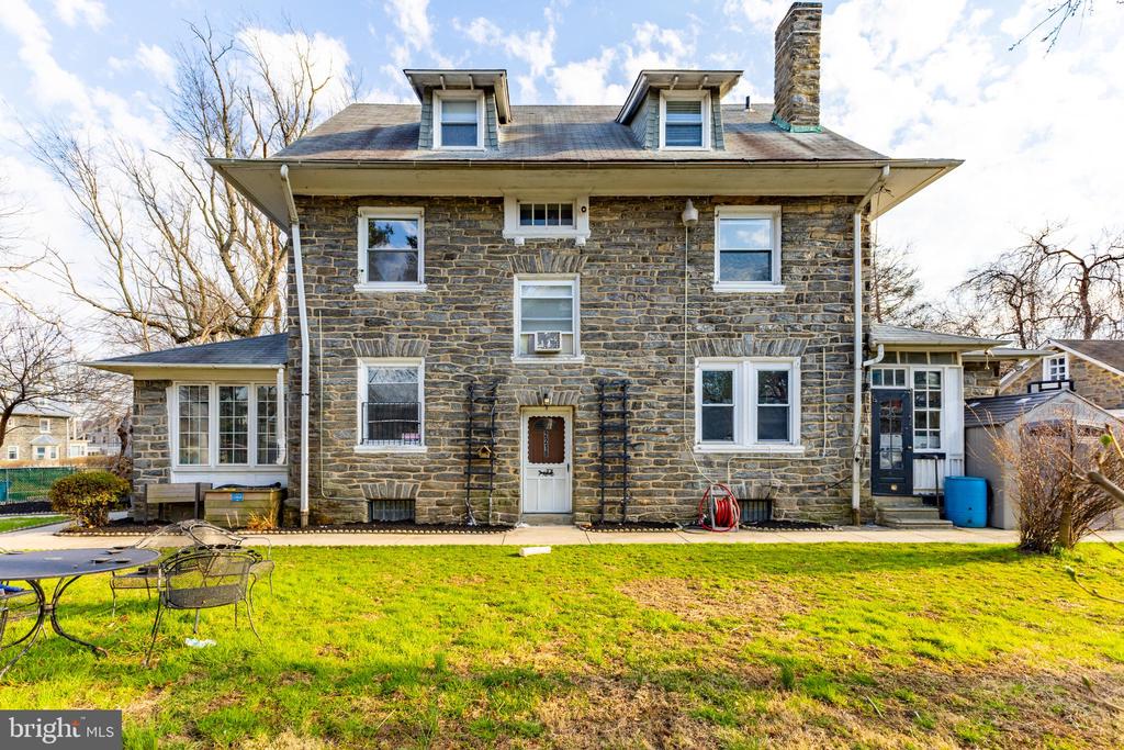 2216 GEORGES LANE