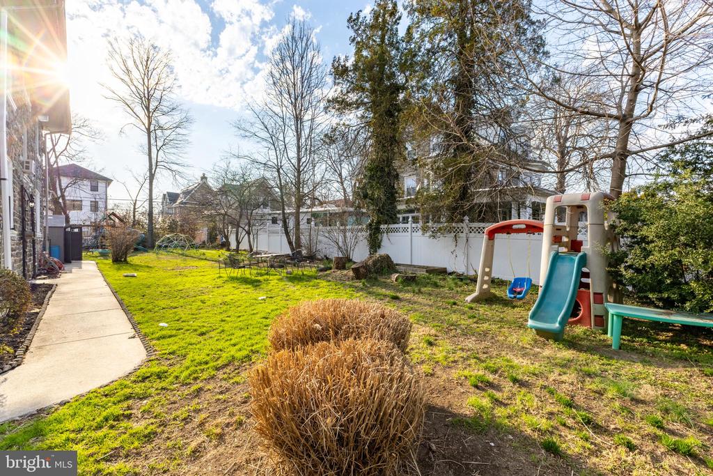 2216 GEORGES LANE