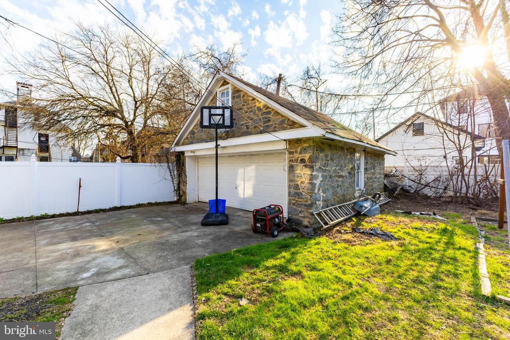2216 GEORGES LANE