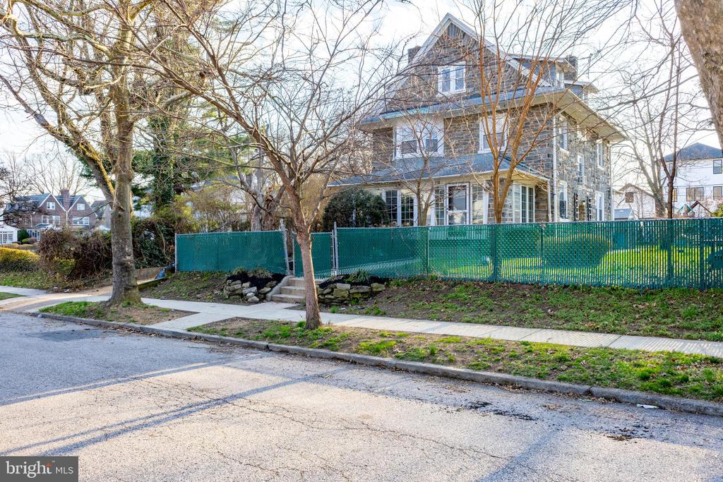 2216 GEORGES LANE