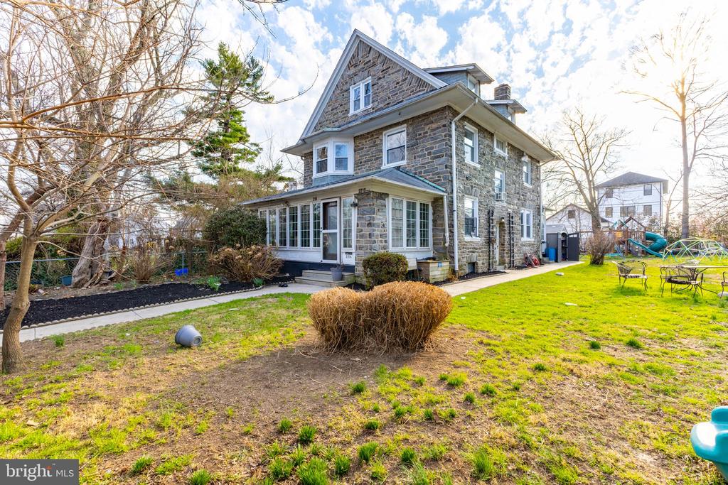 2216 GEORGES LANE
