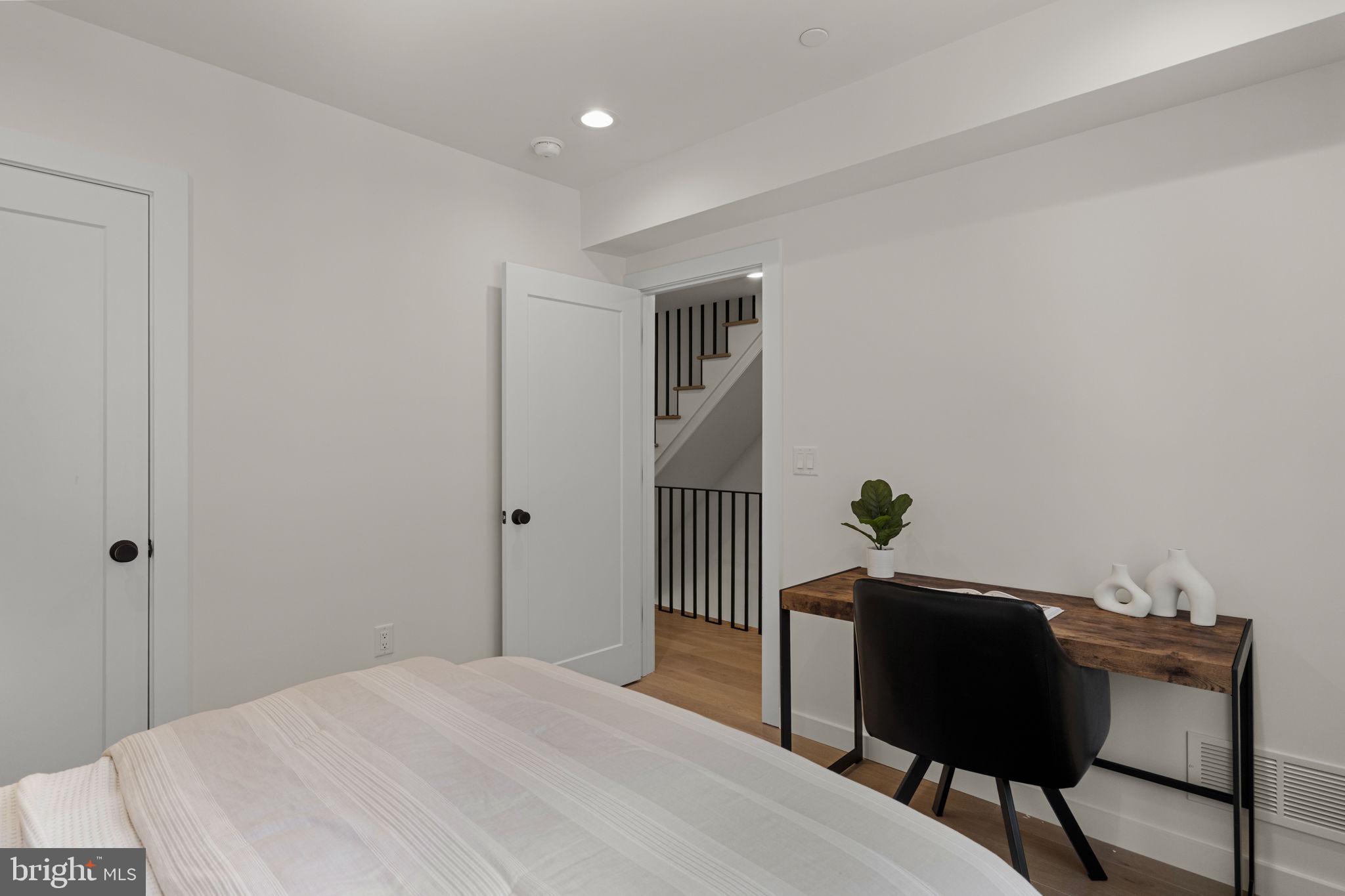 956 N 6TH STREET