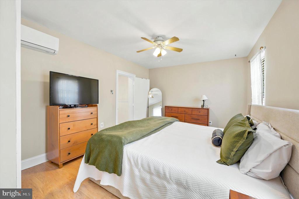 1321 E OXFORD STREET