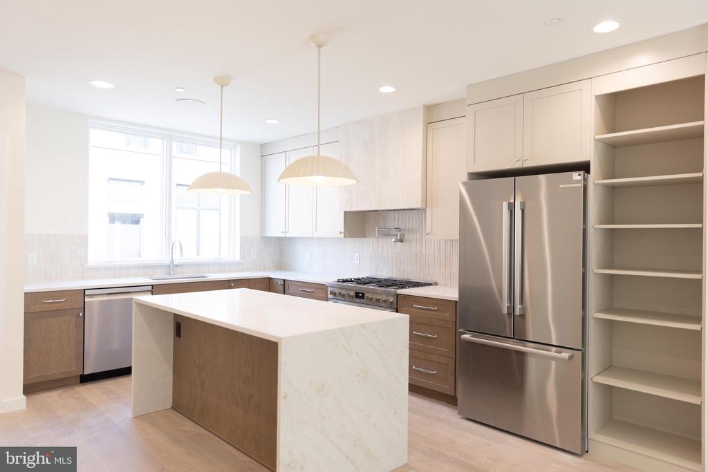 954 N 6TH STREET