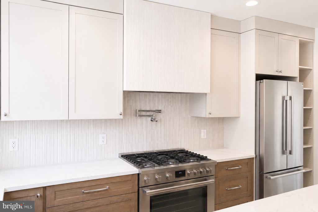 954 N 6TH STREET