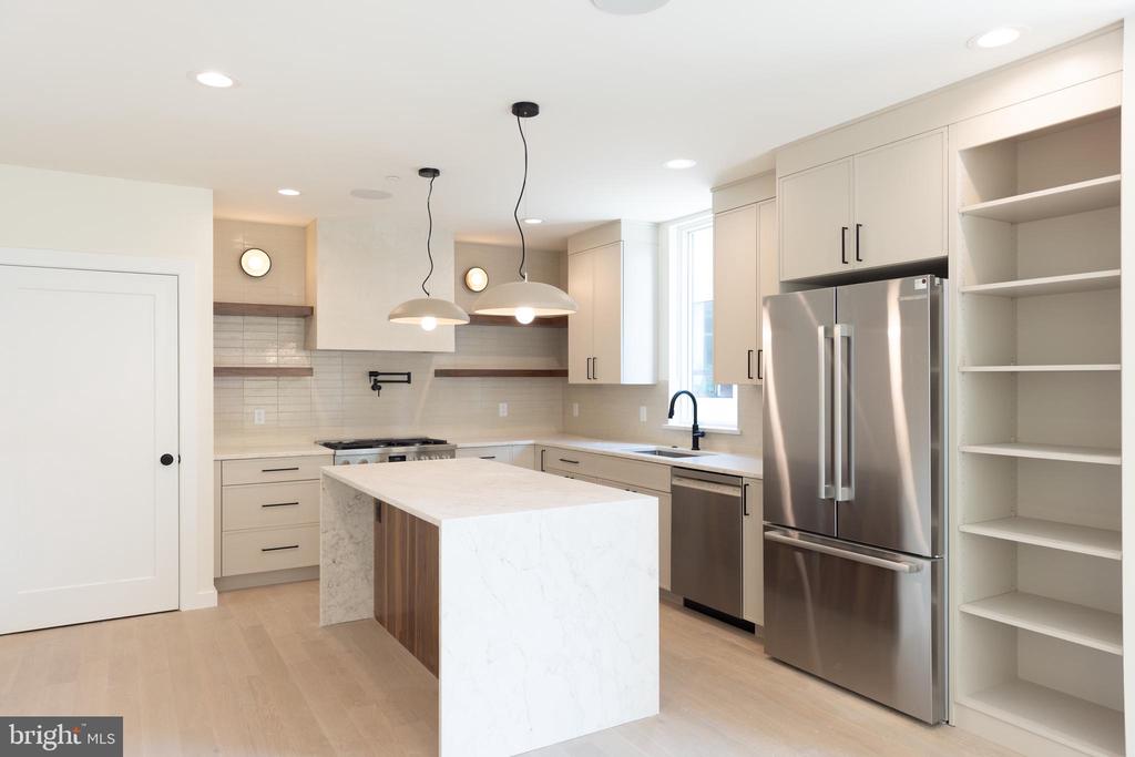 954 N 6TH STREET