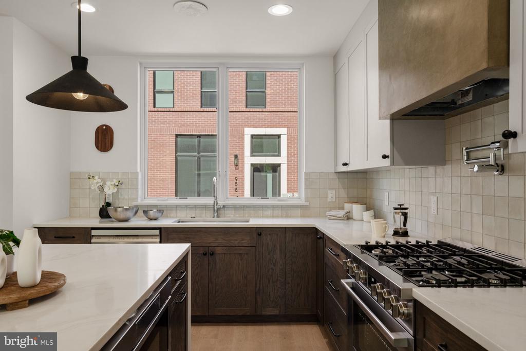954 N 6TH STREET