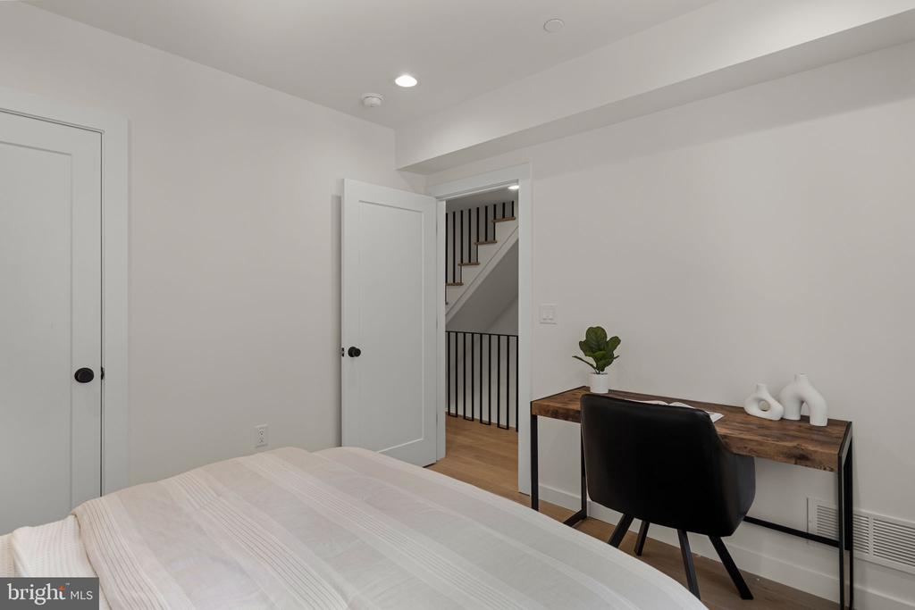 954 N 6TH STREET