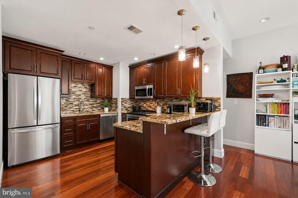 738 S 11TH STREET Unit: 2F