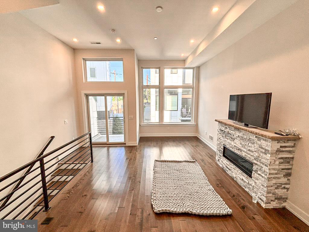 2527 GRADUATE SQUARE
