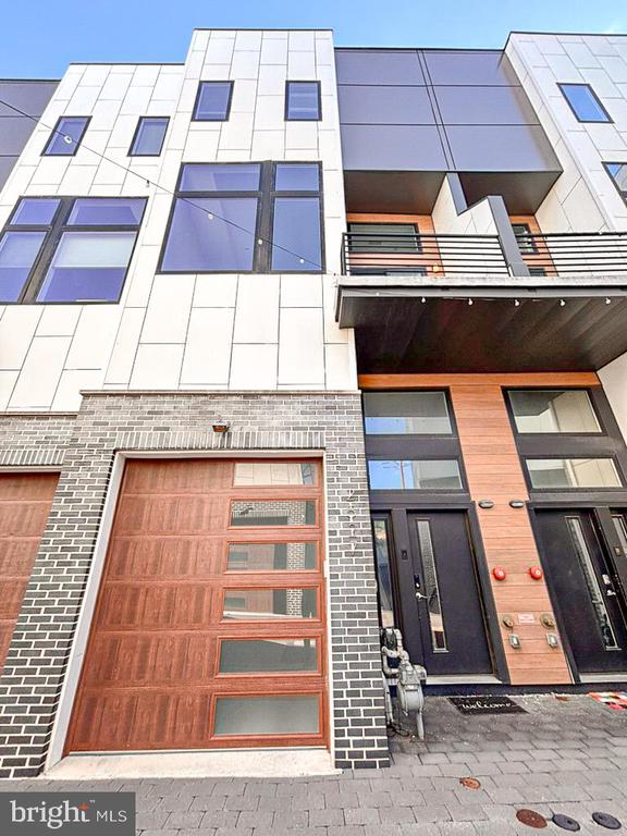 2527 GRADUATE SQUARE