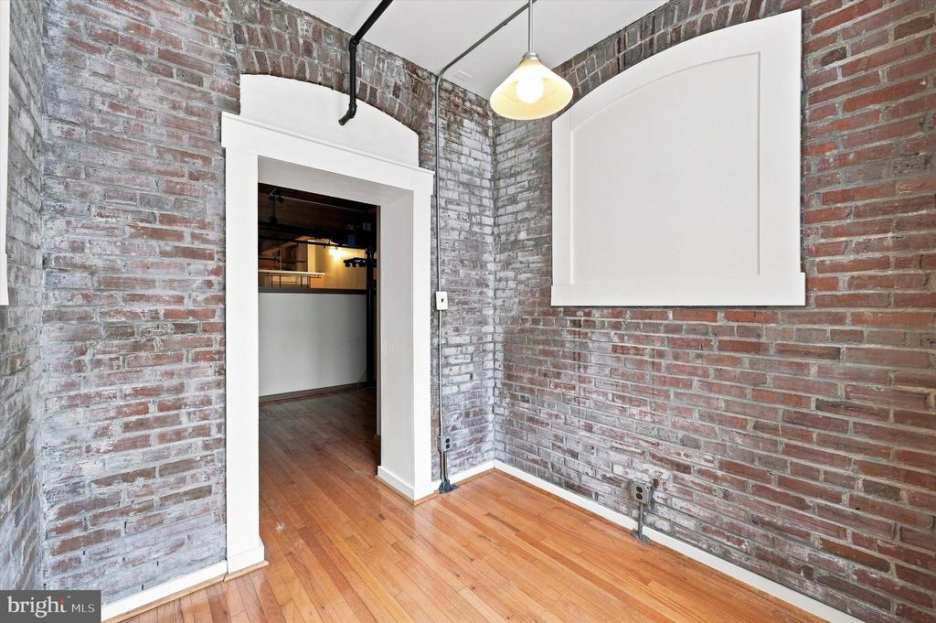 1010 RACE STREET Unit: 2E