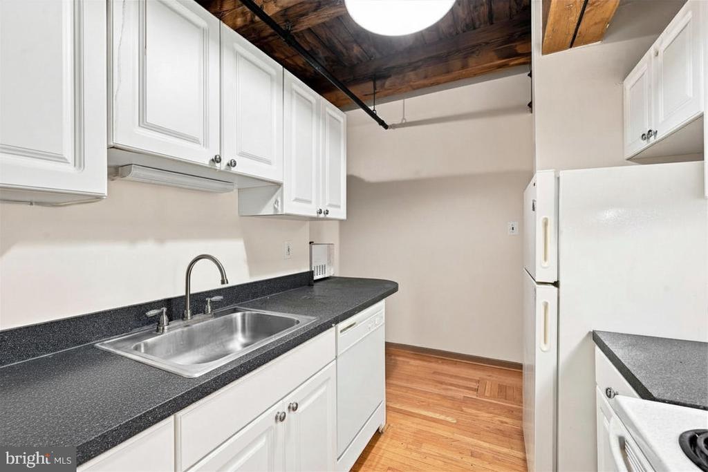 1010 RACE STREET Unit: 2E